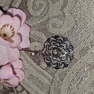 New Sterlibg Silver Sunstone flower pendant